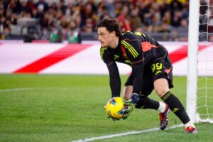 Mile Svilar mentre fa una parata