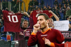 tifosi della roma con maglia totti in mano e francesco totti